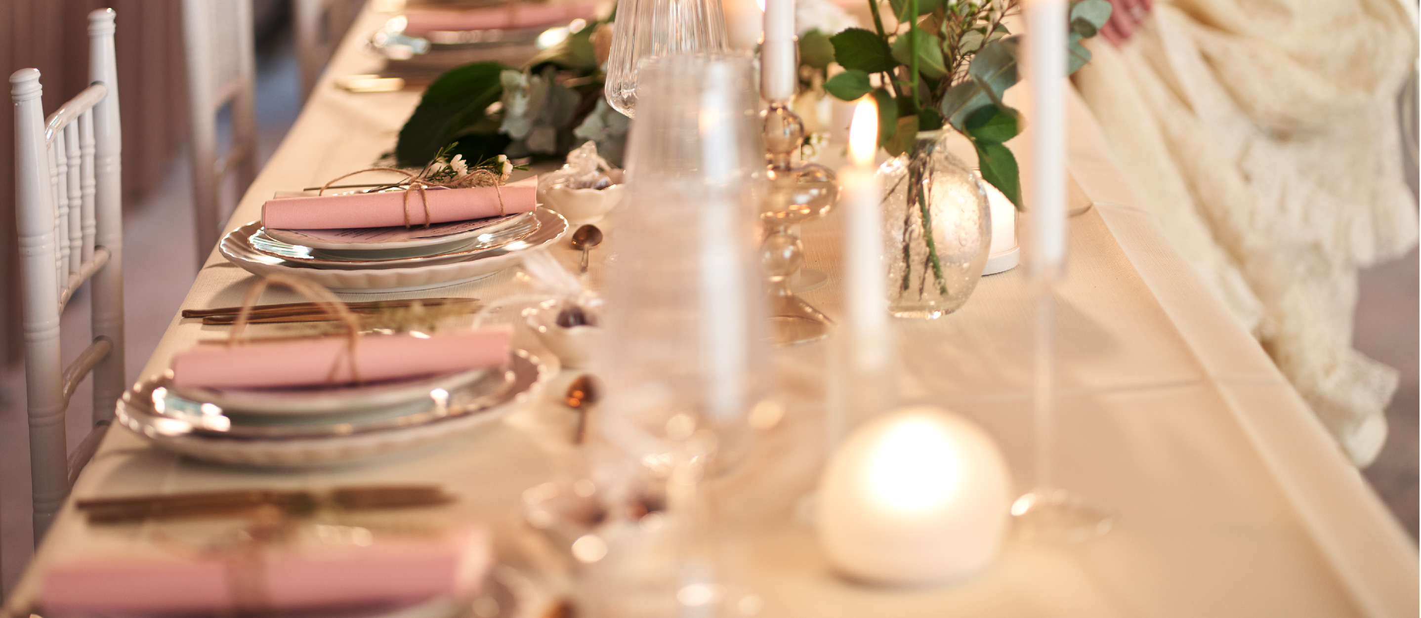 A table set for a wedding with Bio Dunisoft pink napkins, white stearin candles, led lights, Laponian holders and flowers.